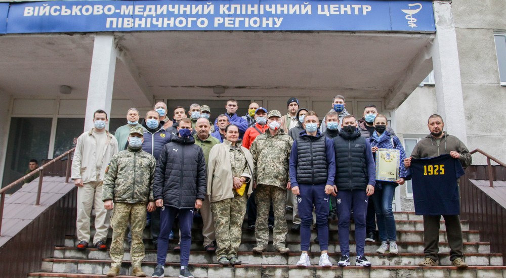 "Металіст 1925" привітав зі святом захисників та захисниць у шпиталі