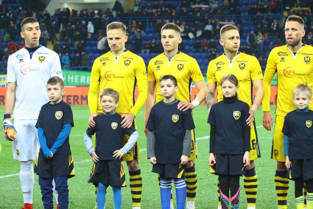 Діти вболівальників виведуть команди на поле