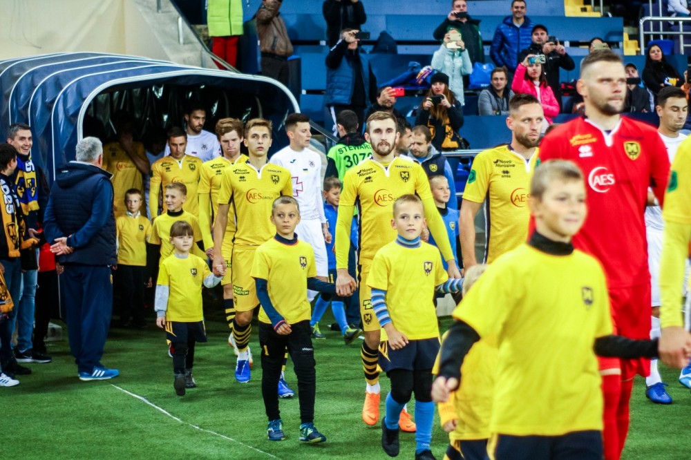 Діти вболівальників виведуть команди на поле