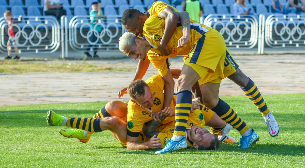 Із Всесвітнім днем футболу!